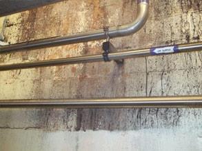 某苹果酒厂家的墙壁很湿很脏 某苹果酒厂家的墙壁很湿很脏